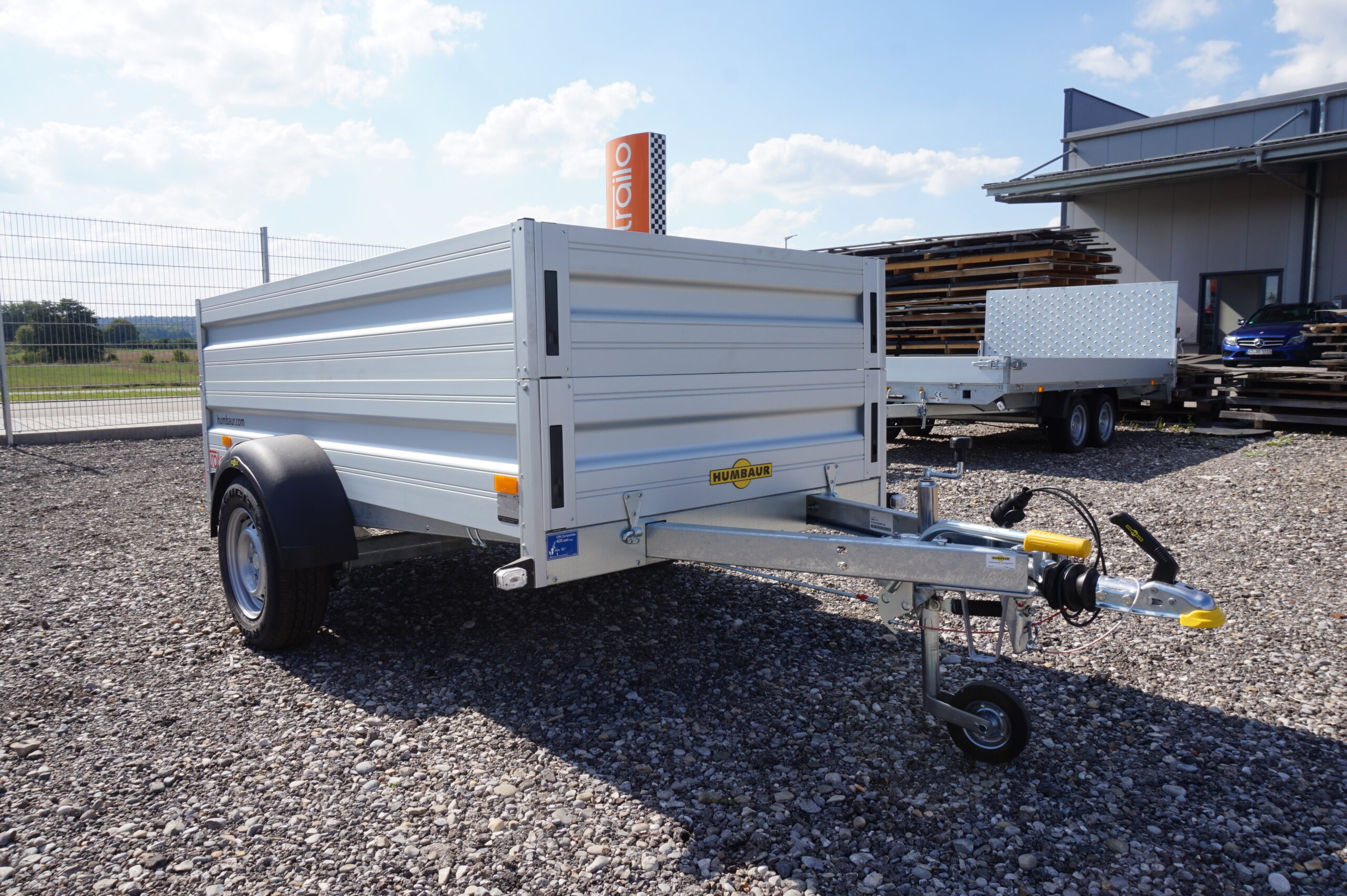 Humbaur PKW-Anhänger HA 132513 KV Alu 1300kg Ladefläche 2.51x1,31m mit Klappe vorn und Bordwandaufsatz 35cm