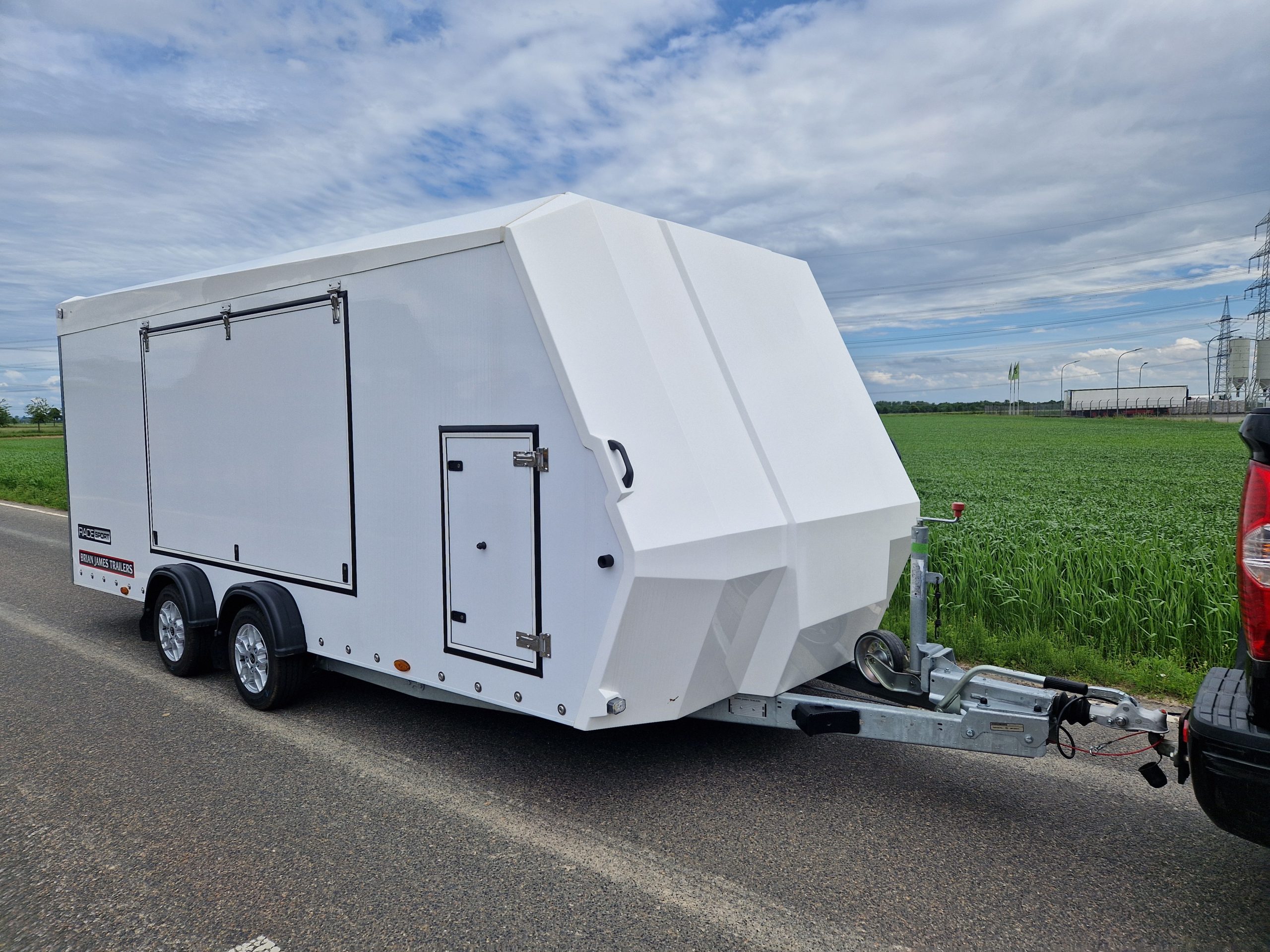 BJT Race Sport Transport Truck 500x200x175 cm, 4×12″ Leichtmetallfelgen, 2600 kg, Sondermodell 2022